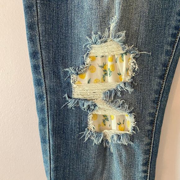 Judy Blue Women size 11 / 30 Skinny Fit Medium Wash Distressed Lemon Print Jeans - Picture 5 of 13